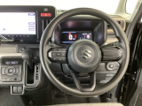 【ハンドル】運転にかかわる様々な操作を安全に行えるように視点移動が少なく操作性に配慮されたスイッチ類が凝縮されたコックピットです。