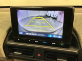 リバースギアに入れるだけで後方の表示へ切り替わります。夜間や雨の日の駐車も楽になりますよ。