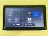 音楽やラジオ、ワンセグなど、複数のソースが画面に整理されており、利用したい項目を確認しながら選べる便利な仕様です。