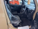 毎日過ごす運転席は要チェック。シートのへたり・擦れ、視界のイメージまで伝わる重要ポイント。