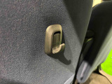 運転席&助手席の背面についたユーティリティフックには荷物がサッと掛けられます。