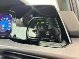 タッチコントロール。ライト機能やアシストシステムなどのスイッチを、指先で触れることによりスムーズに操作できます。