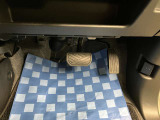 【ペダル類】操作性を考慮したペダル配置となっております。