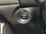 エンジンスタートスイッチです。キーが車内にあれば、エンジンの始動や停止はスイッチを押すだけ!キーを取り出す手間を省き、ワンプッシュで操作できるので簡単でスムーズです。