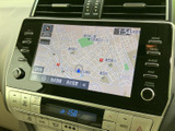 画面いっぱいに地図が表示され、現在地や周辺道路を確認しやすい仕様です。目的地設定や表示変更の項目も見つけやすく、初めての場所へ向かう際にも便利に活用できます。