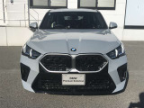【BMWの伝統-1】BMWの特徴的な&ldquo;キドニーグリル&rdquo;は、80年以上続く伝統の形でございます。変わらないこだわりのデザインが、プレミアムブランド&ldquo;BMW&rdquo;を創り出します。