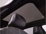 【サンルーフ】高級車のマストアイテムのガラス・サンルーフ。開放感のある室内空間を演出してくれます。