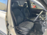 運転席まわりです。運転席からの視界が左右に広く隅々まではっきりと見渡せます!クルマの前端も把握しやすく安心して運転できます!