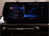 【ⅰドライブナビゲーション】文字情報も鮮明に表示する高解像度カラーディスプレイを採用。視認性に優れた地図デザインと特徴的な建造物を目印にした描写表示で現在位置を把握できます。地図データの更新も可能です
