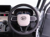 センターメーターで視界良好な運転席廻りです。運転時の視線移動が少なくて済むので安全性にも一役買ってくれますね。ぜひ一度ご覧になってください。見易さが違いますよ。