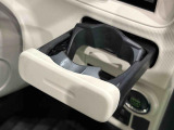 ワンプッシュ式オートオープンカップホルダーが運転席側に付いてます。