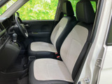 運転席と助手席が並ぶ前席は、明るい色の座面が車内に軽やかな印象を添えます。前方の視界を確保しやすく、乗り降りの際にもシートまわりを確認しやすい配置です。