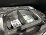 トランク下部の付属品。パンク応急修理キット付きなので遠出時のトラブル対策も可能です。