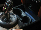 ある程度の深さがあり、標準的なサイズのペットボトルや缶コーヒーを入れても、コーナリング中に飛び出す心配がほとんどありません。 運転の邪魔にならない位置にあり、スムーズに飲み物の出し入れができます!