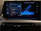 【ⅰドライブナビゲーション】文字情報も鮮明に表示する高解像度カラーディスプレイを採用。視認性に優れた地図デザインと特徴的な建造物を目印にした描写表示で現在位置を把握できます。地図データの更新も可能です