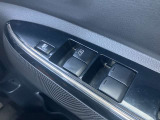 全席パワーウィンドウとなっています。運転席はオートになっているのでワンタッチ開閉することが出来ます。