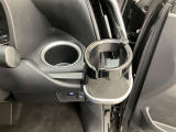 格納式のドリンクホルダー付きです。ドリンクホルダーとしてはもちろん、スマホや長財布を収納することだってできますよ。