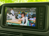 停車時に映像を楽しめるTV画面。移動時間の待ち時間や休憩時間に、映画や番組を視聴してリフレッシュできます。