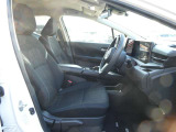 運転席シートには手動式のシートリフター機能が備わっています。
