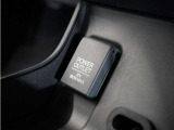 ◆12V電源ソケット・USB接続端子◆スマホやiPodなどを接続して、いつもの音楽を車内でもお楽しみいただけます♪