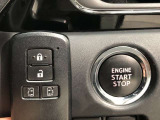エンジンスタートスイッチです。キーが車内にあれば、エンジンの始動や停止はスイッチを押すだけ!キーを取り出す手間を省き、ワンプッシュで操作できるので簡単でスムーズです。