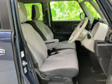明るい色調のシートと大きな窓により、開放感のある運転席まわりです。座面や背もたれの形状が分かりやすく、前方を見渡しながらゆったりと過ごせる室内空間になっています。