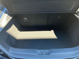 MAZDA3 FASTBACKは定員乗車時にも67Lのスーツケースを2個積み込める容量を確保しています。 (スーツケースの形状によっては積載できない場合があります)