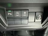 コーナーセンサーを車の前後に装備。障害物までの距離に応じて警告音を変えてお知らせ。縦列駐車時や駐車場・車庫などでの取り回しをサポートします。詳細は販売店スタッフまでおたずねください。