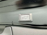 電動式バックドアです。 荷物を持ったままでもボタン一つで自動的に開け閉めできるので便利ですよ。 挟み込み防止機能も付いていますのでお子様の手や荷物を挟み込むのを防いでくれますよ。