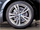 【BMWアロイホイル】軽量かつ強度に拘ったアロイホイル。走行性能ポテンシャルを引き出す設計。車の足元を引き締めてくれる大きなポイントはアロイホイルです。