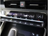 左右独立温度コントロールフルオートエアコンです。運転席、助手席それぞれで独立して温度設定ができます。冷え性の方が乗っても安心ですね♪