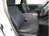 <運転席>まるで自宅に居るようにリラックスできる運転席です。外の喧騒を忘れさせてくれますね。見やすいメーターと操作しやすいスイッチ類もいいですね.