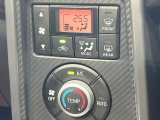 【オートエアコン】一度お好みの温度に設定すれば、車内の温度を検知し風量や温度を自動で調整。暑い&hellip;寒い&hellip;と何度もスイッチ操作をする必要はありません。快適な車内空間には必須の機能ですね♪