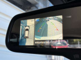 車両後方のカメラ映像がミラーに映るので、乗員や荷物が多くても視界を遮らず安心です。また、広角カメラで映しているので通常のミラーより視界が広く、夕方や夜間でもクリアな後方視界を確保することが出来ます。