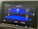 DVDやラジオ、テレビ、SD、Bluetoothなどの選択項目が画面に並び、使いたい音源を見つけやすい構成です。メニュー表示もまとまっており、日常の音楽再生に活用いただけます。