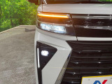 【LEDヘッドライト】悪天候や夜間走行時も良好な視界を確保し安心して運転できる高輝度LEDヘッドライトを装備!点灯速度が早く、消費電力も抑えられています。