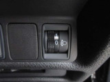 ヘッドランプレベライザー 乗車定員や積載量によって変化する車両姿勢。常に最適なライト照射ができる様にヘッドライトの角度を調整できます。