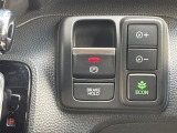 クルマの動きを燃費優先で自動制御するECONモードスイッチ。パーキングブレーキは電子制御式です