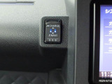後退時に車両の後ろ側をモニター画面に表示します。車庫入れなどでバックする際に後方確認ができて便利です。車庫入れが苦手な人もこれで安心。