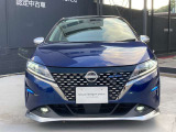 アダプティブハイビームアシスト装備。前方検知カメラで先行車や対向車のライト等を検知すると、ハイビームで走行していても自動でロービームに切り替わるので、ハイビーム走行頻度を高め、安全運転をサポート!