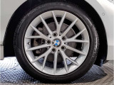 BMWの純正アロイホイールは軽量かつ強度にも優れているホイールで走行性能を引き上げる設計になっております。足元にもBMWは妥協がなくこだわっている個所になります。