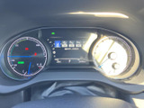 速度や燃料、各種車両情報をまとめて確認できるメーターまわりです。中央にも情報表示があり、運転に必要な内容を目線を大きく動かさず把握しやすい配置です。