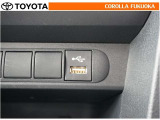 ポータブルオーディオなどの機器を接続して、車両のスピーカーで聞くことができます。