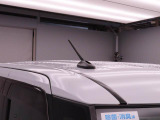 スタイリッシュなルーフアンテナを装備。ボディデザインに馴染むコンパクトな形状で、すっきりとした外観に仕上がっています。また、受信感度が良いのも特徴です。