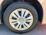 純正15インチホイールキャップが車両とマッチしています!
