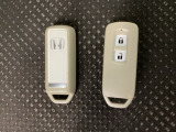 スマートキーを装備しています。鍵を差し込むことなくドアロックの開け閉めと、スタートボタン操作でのエンジンスタートができます。スペアキーも同じものを用意しております。