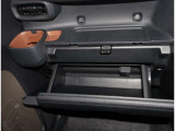 お車の取扱説明書・メンテナンスノート(記録簿)もございます。トヨタのディーラーで安心を買って下さい。当社は無理な勧誘は致しません。まずはお客様からのお問い合わせを心よりお待ちしております。