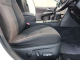 パワーシート搭載。微妙な調整が手軽にでき、ピッタリなポジションで運転することが可能です。
