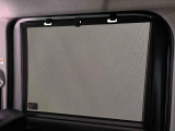 後席にお乗りの方が眩しくないように日差しを軽減する格納式リヤドアサンシェードが付いてます