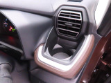 カップホルダーは運転席や助手席からちょうど手の届く位置です!!